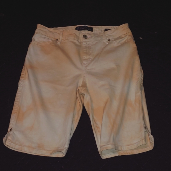 Bermuda Capris by Gloria Vanderbilt - Picture 1 of 6